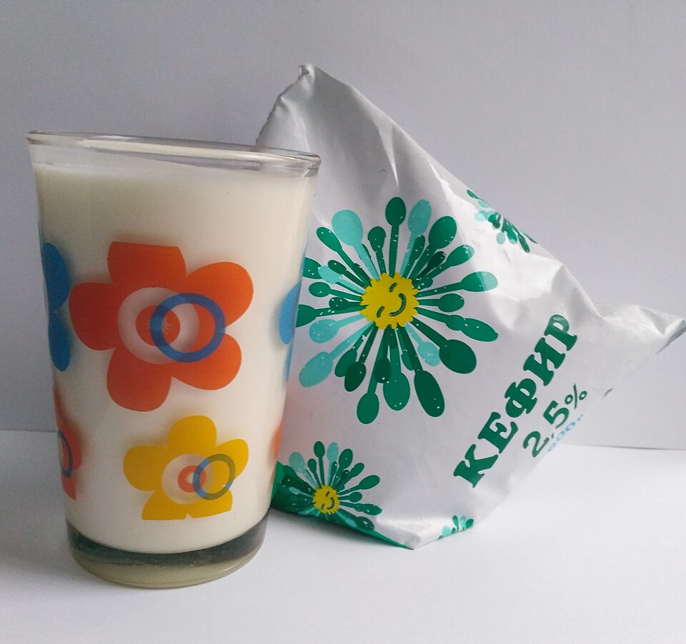Кефир в упаковке и стакане
